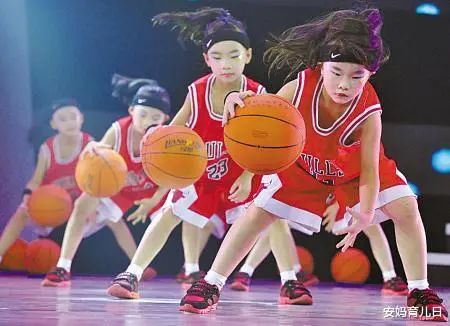 小孩篮球教学篮球基础_小孩儿实用的篮球技巧_儿童篮球技巧