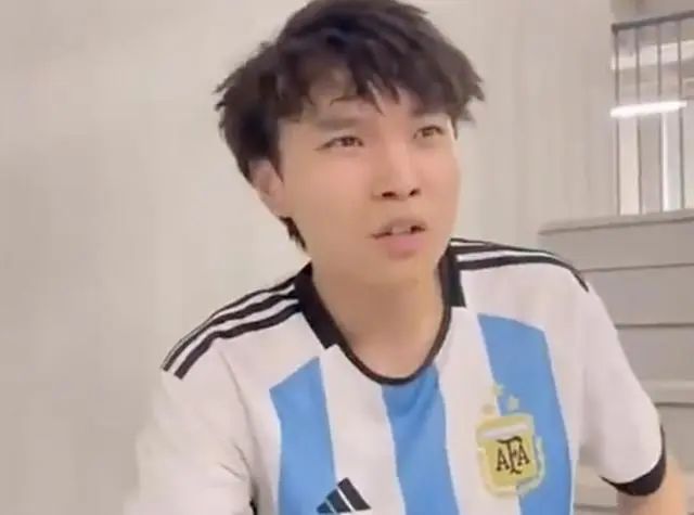 篮球规则抱球_篮球比赛中抱人属于什么犯规_篮球抱人规则