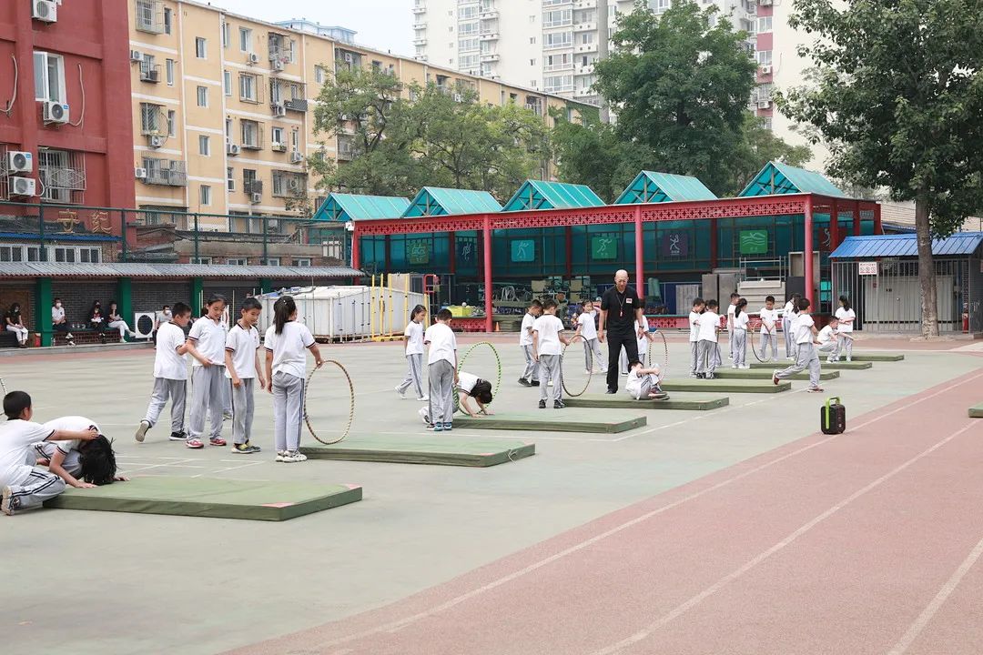 小苹果小学生体操版_小苹果广播体操视频中学版_小苹果的体操