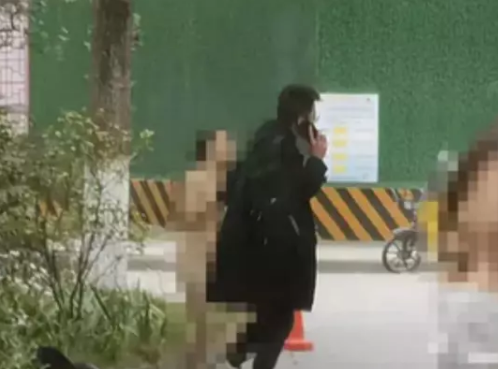 广东女生为挽留男友当众脱衣，爱情失控的疯