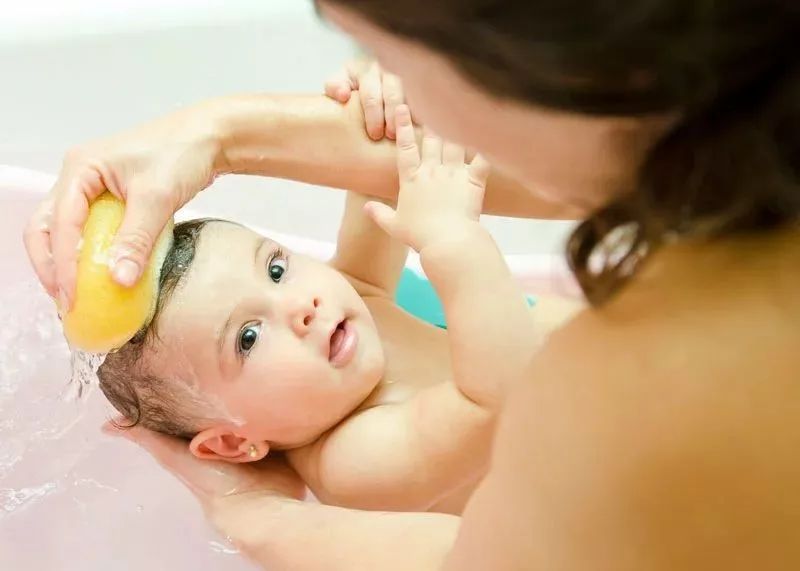 孩子学游泳前必做：如何帮助孩子熟悉水并喜