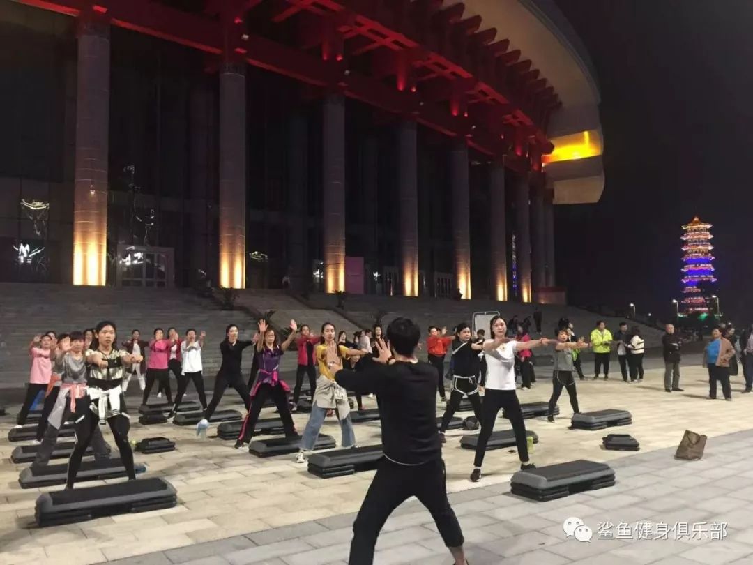 踏板操：高效燃脂提臀美腿，改善肌肉线条的
