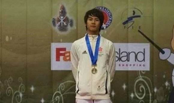 泰国举办的亚洲青少年锦标赛，王嘉尔拿到青少年组男子佩剑冠军
